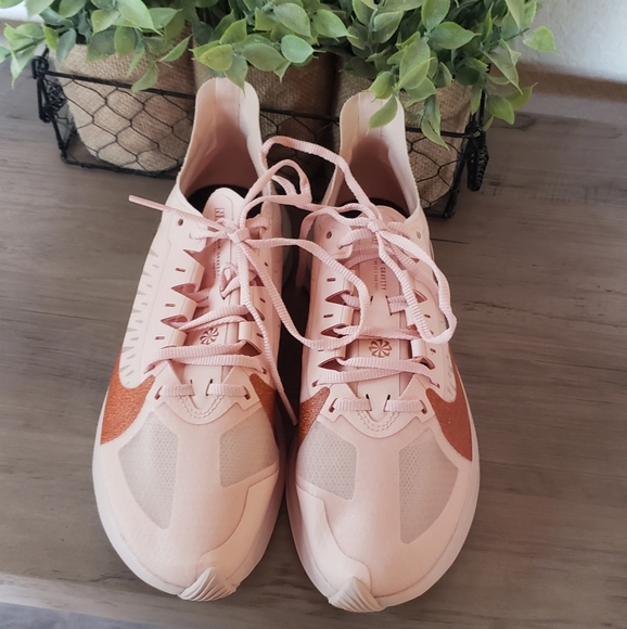 Womens Nike Zoom Gravity Pink Sneakers - Picture 3 of 7